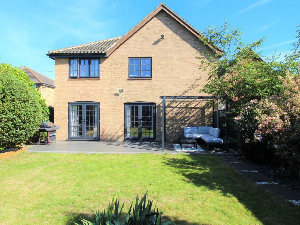 4 bed detached house for sale in Findon Gardens, Rainham RM13, £675,000