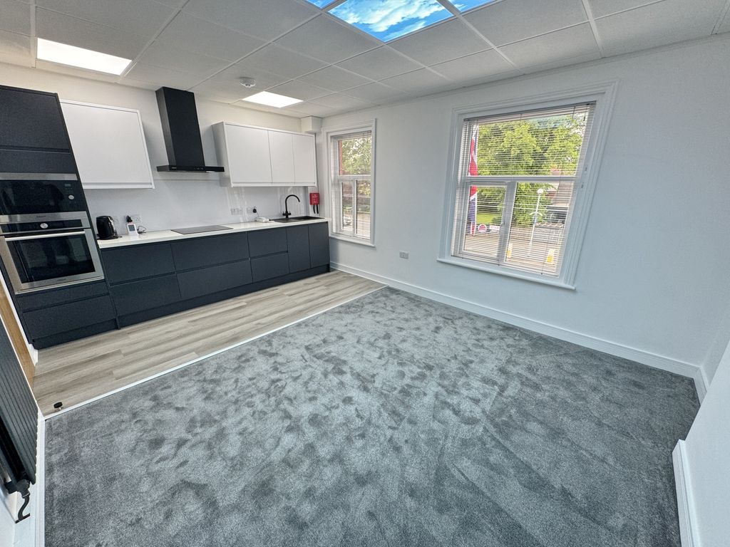 2 bed flat to rent in Liverpool Road, Penwortham PR1, £900 pcm Zoopla