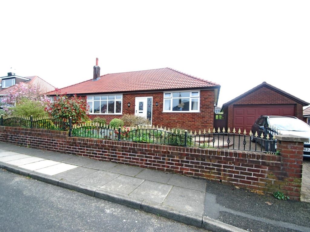 3 bed detached house for sale in Leamington Avenue, Walmersley, Bury