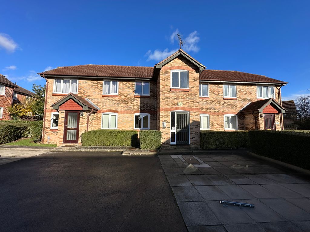 2 bed flat to rent in Earlsfield Drive, Springfield, Chelmsford CM2, £