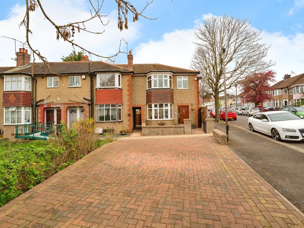 3 bed end terrace house for sale in Reading Road, Northolt UB5, £560,000 Zoopla