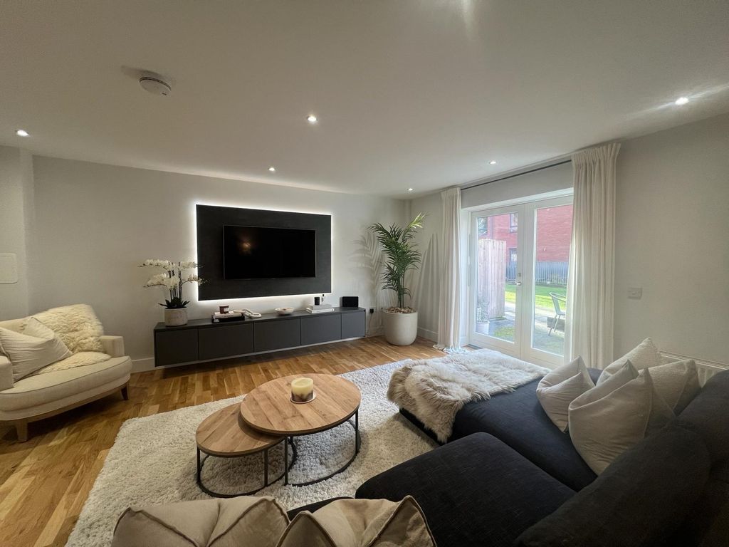 3 bed flat to rent in Weston Gait, Edinburgh EH11, £2,500 pcm Zoopla