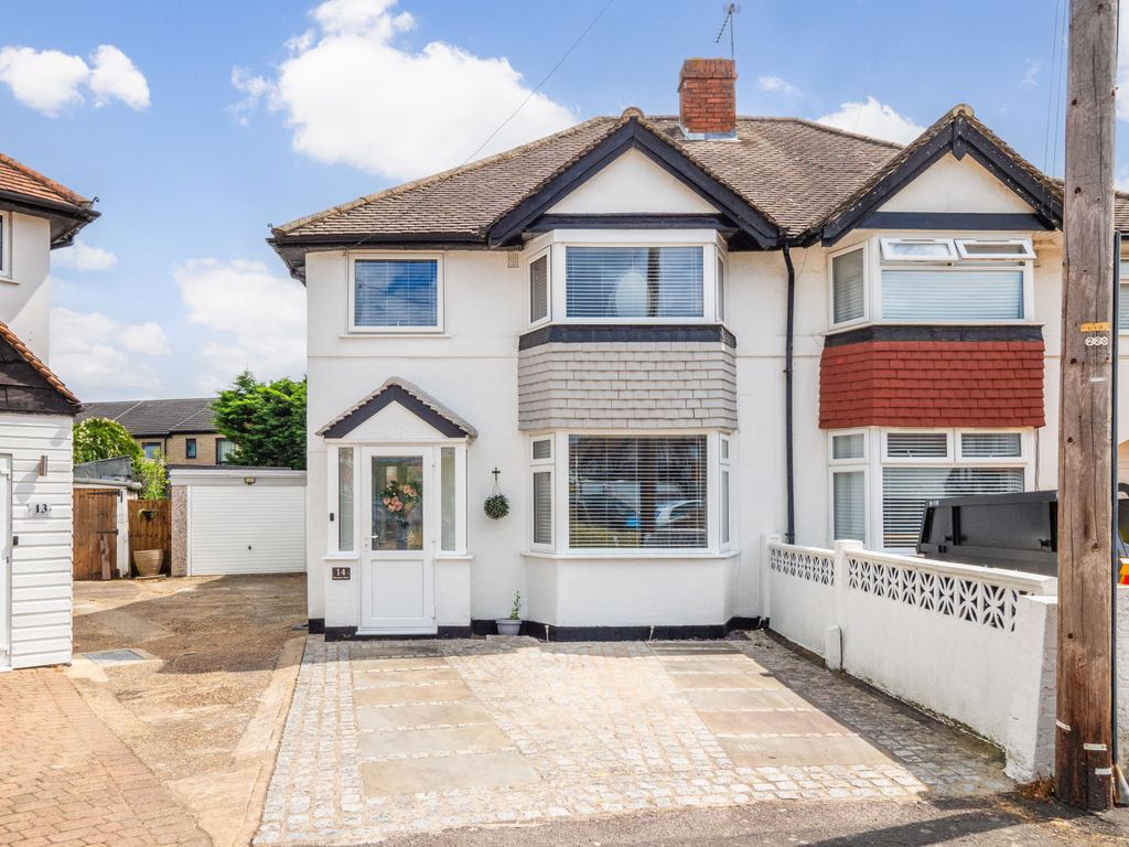 3 bed semidetached house for sale in Chestnut Close, Carshalton SM5, £