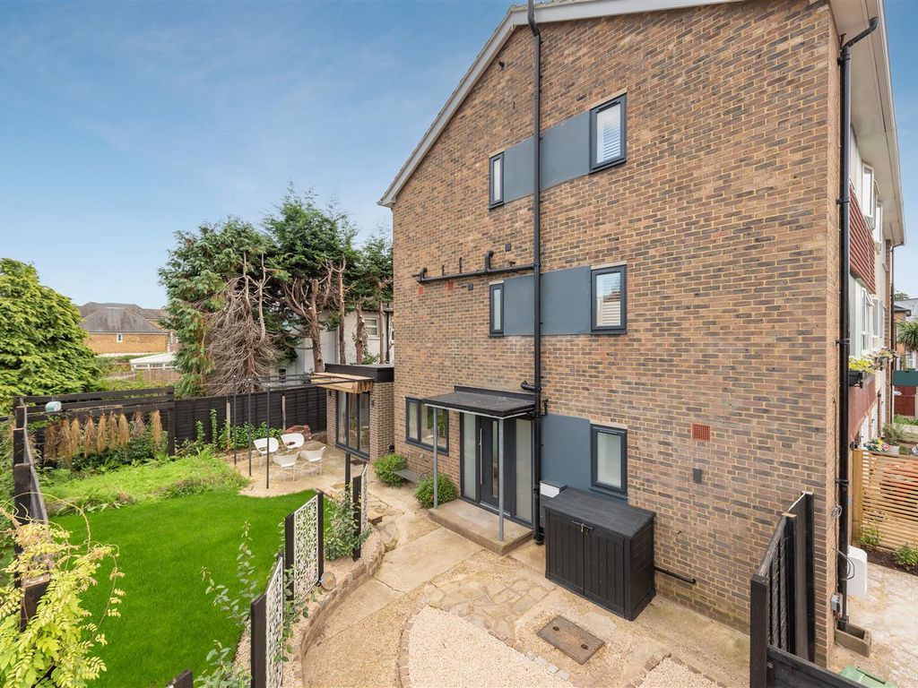 4 bed town house for sale in Hersham Road, Hersham, WaltonOnThames