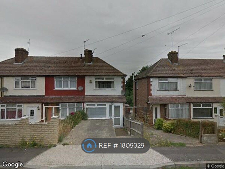 2 bed end terrace house to rent in Hawthorn Road, Kent ME2, £1,400 pcm