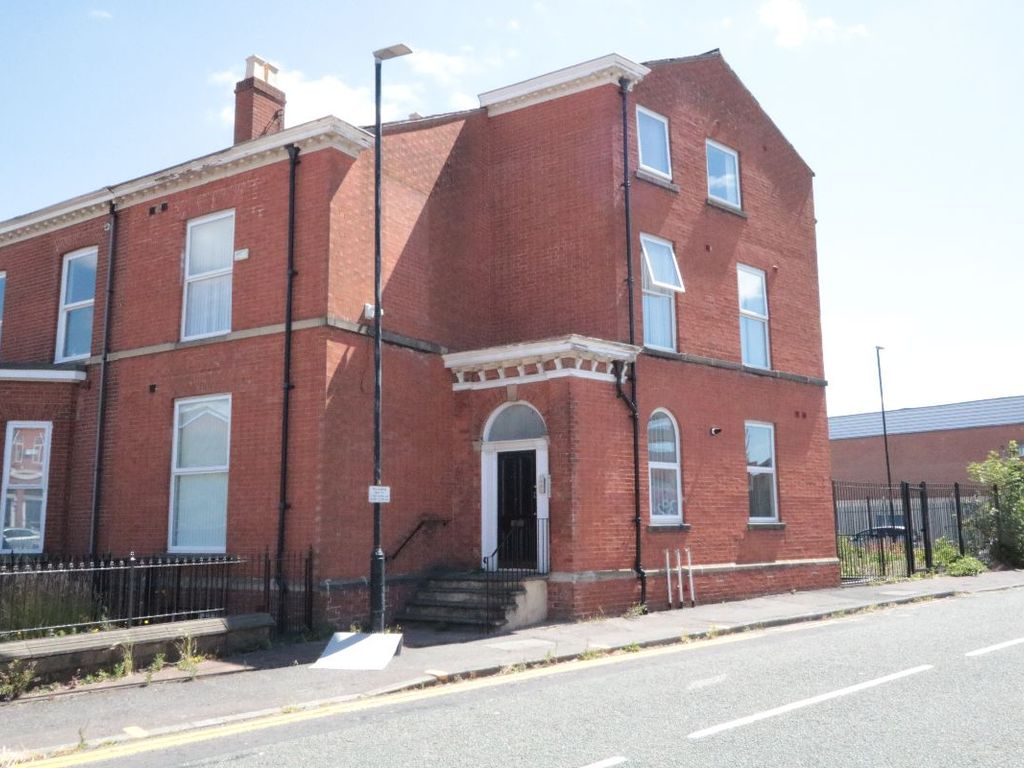 2 bed flat to rent in Chester Road, Old Trafford, Manchester M16, £