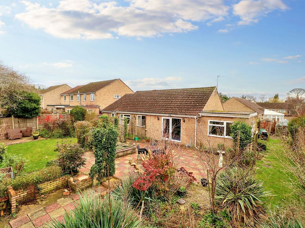 2 bed detached bungalow for sale in Buntings Crescent, Burwell CB25, £
