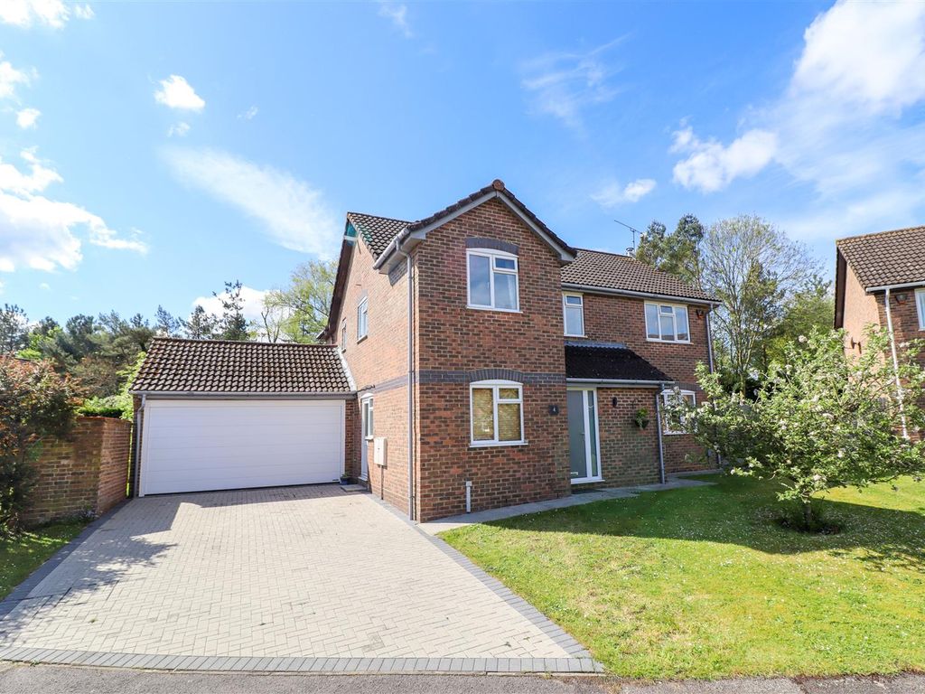 4 bed property for sale in Ayrshire Gardens, Fleet GU51, £800,000 Zoopla