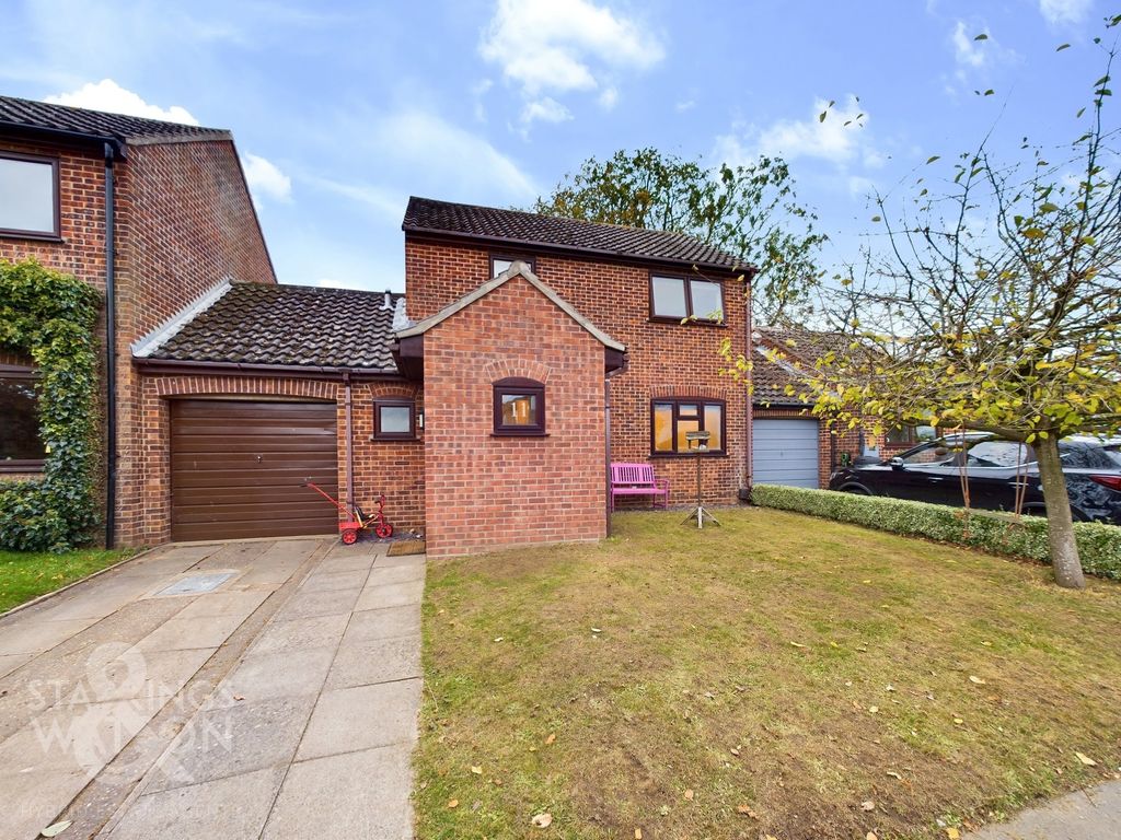 4 bed linkdetached house for sale in The Coigncroft, Brundall, Norwich NR13, £320,000 Zoopla