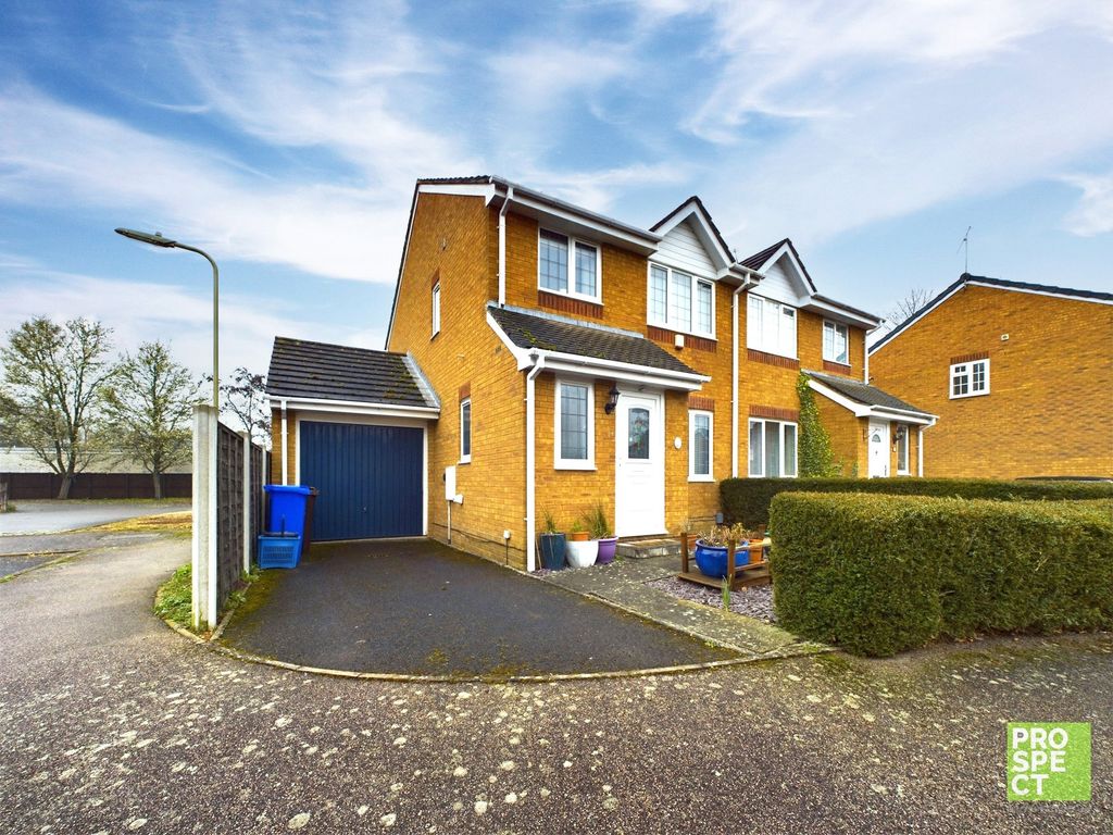 3 Bed Semi Detached House For Sale In Ferndown Gardens Farnborough