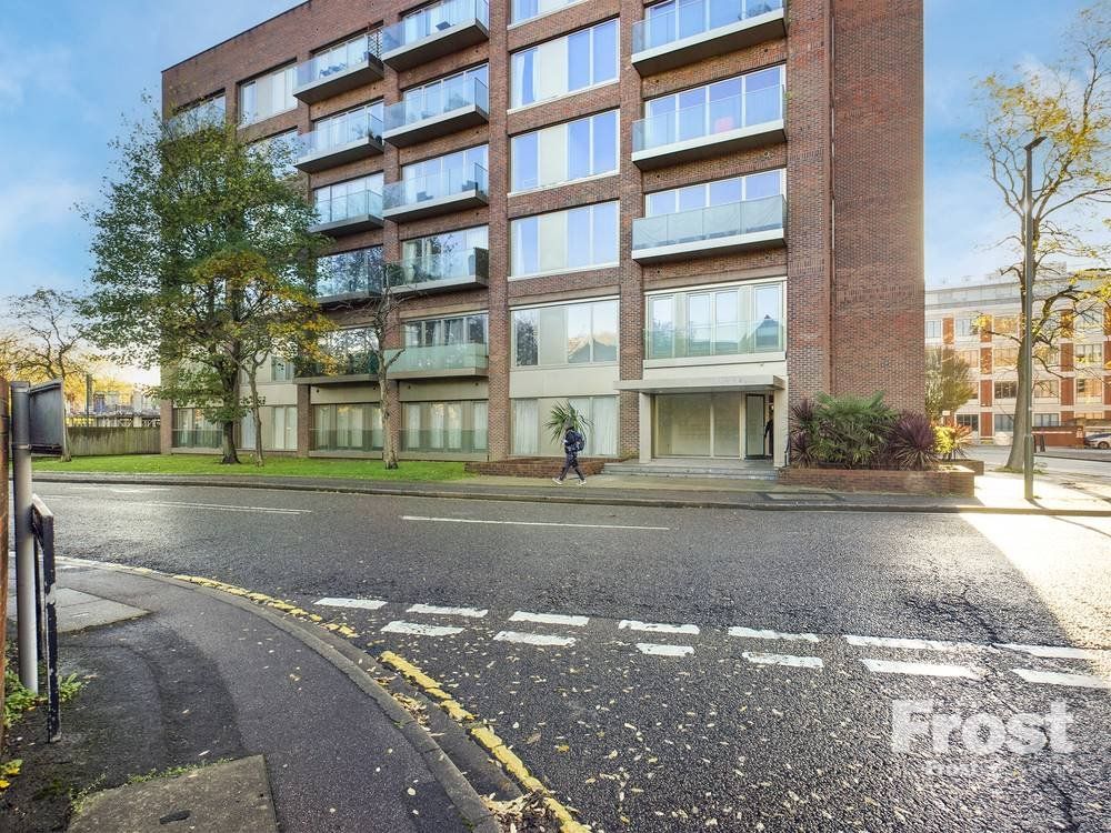 1 bed flat for sale in Fairfield Avenue, StainesUponThames, Surrey