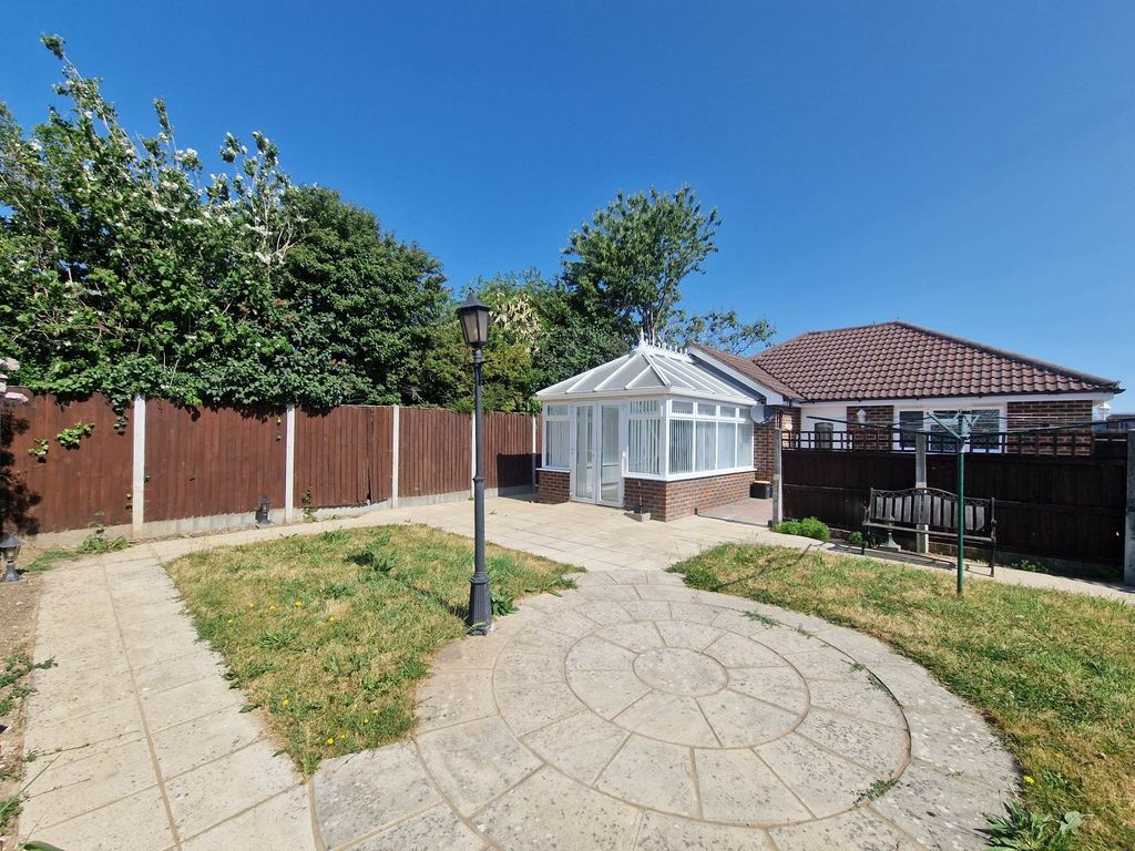 2 bed detached bungalow to rent in Covey Hall Road, Snodland, Kent. ME6