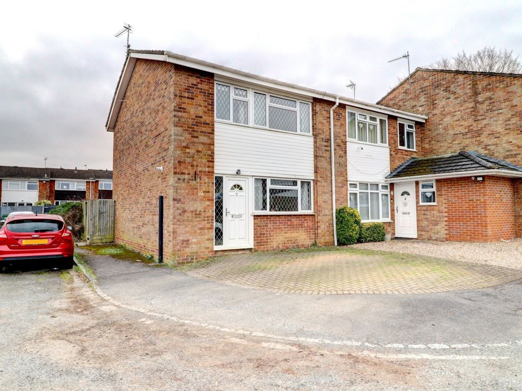 3 bed end terrace house for sale in Beechfield Way, Hazlemere, High