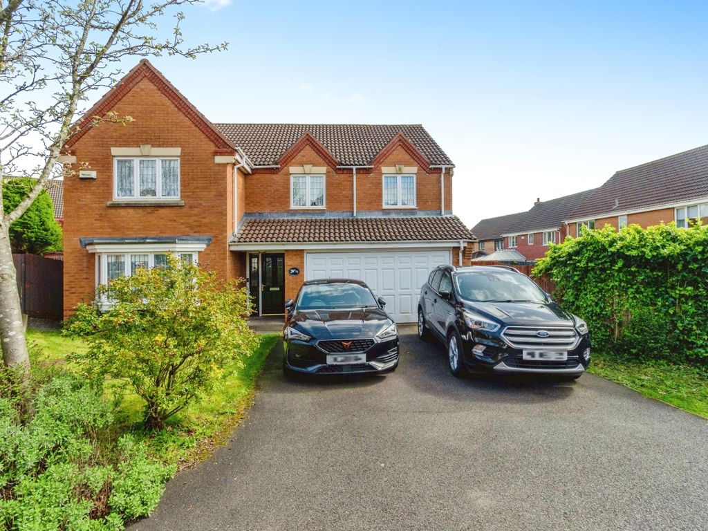 5 bed detached house for sale in Kingfisher Close, Brownhills, Walsall