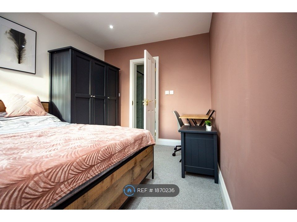 Room to rent in Parrin Lane, Eccles, Manchester M30, £700 pcm Zoopla