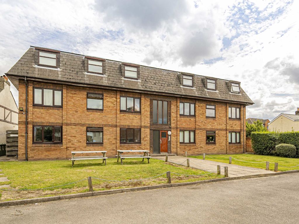 1 bed flat for sale in Wolsey Road, SunburyOnThames TW16, £199,950