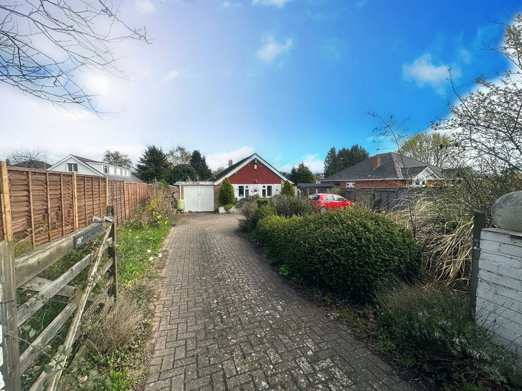 3 bed detached bungalow for sale in Roman Road, Basingstoke RG23 Zoopla