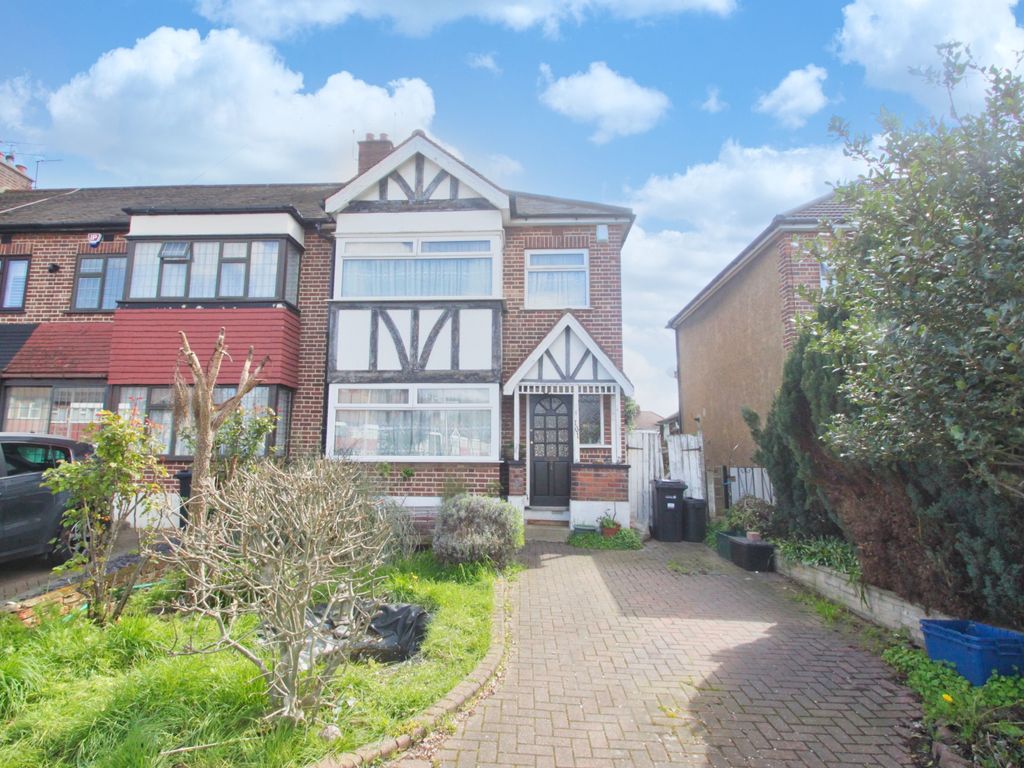 3 bed end terrace house for sale in Brackley Square, Woodford Green IG8