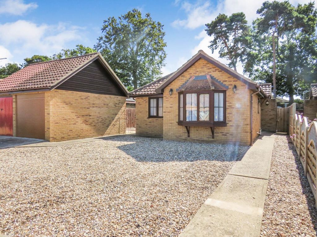 3 bed detached bungalow for sale in Meadow Drive, Lakenheath, Brandon