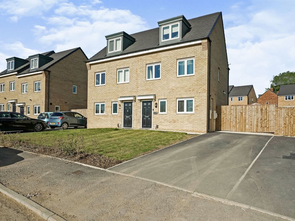 3 bed semidetached house for sale in Blencarn Crescent, Seacroft