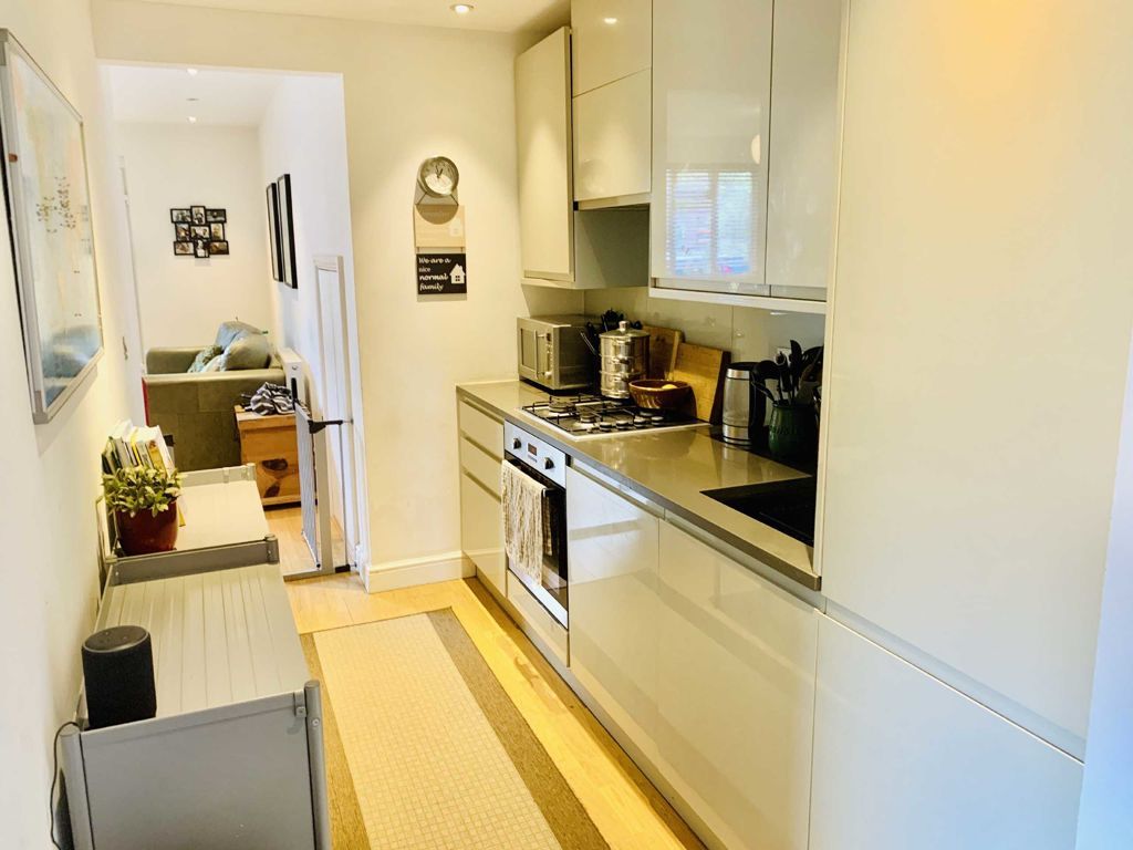 2 bed flat to rent in Greenhill Parade, Great North Road, New