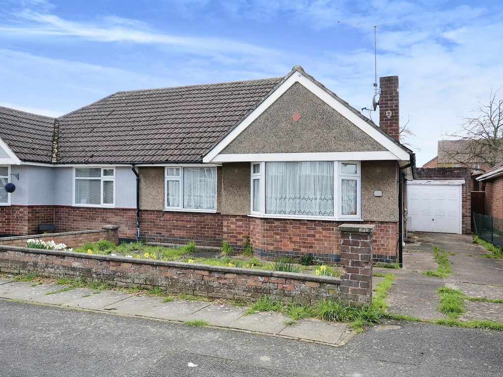 2 bed semidetached bungalow for sale in Southfield Road, Northampton