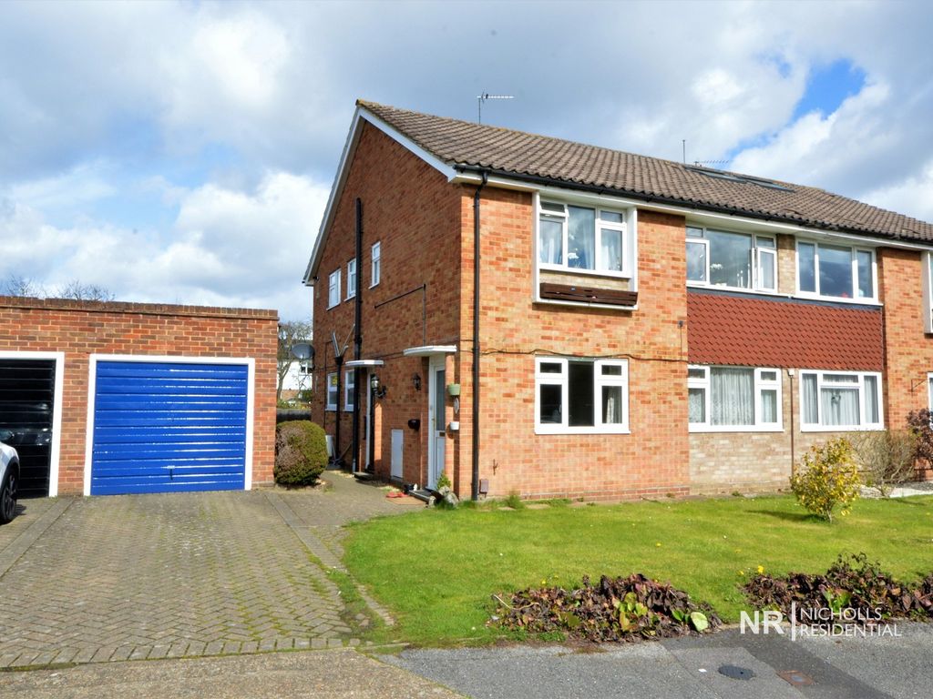 2 bed to rent in Nightingale Drive, West Ewell, Surrey. KT19