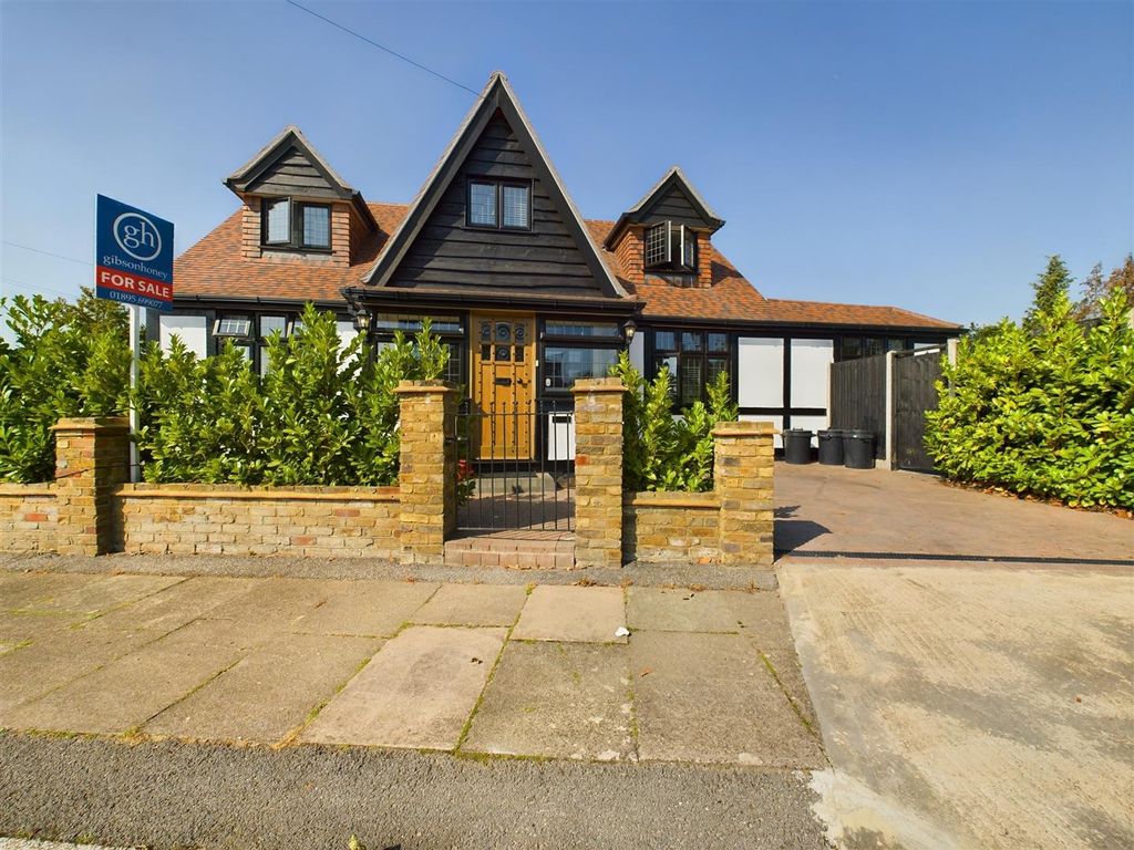 4 bed detached bungalow for sale in Park Avenue, Ruislip HA4, £