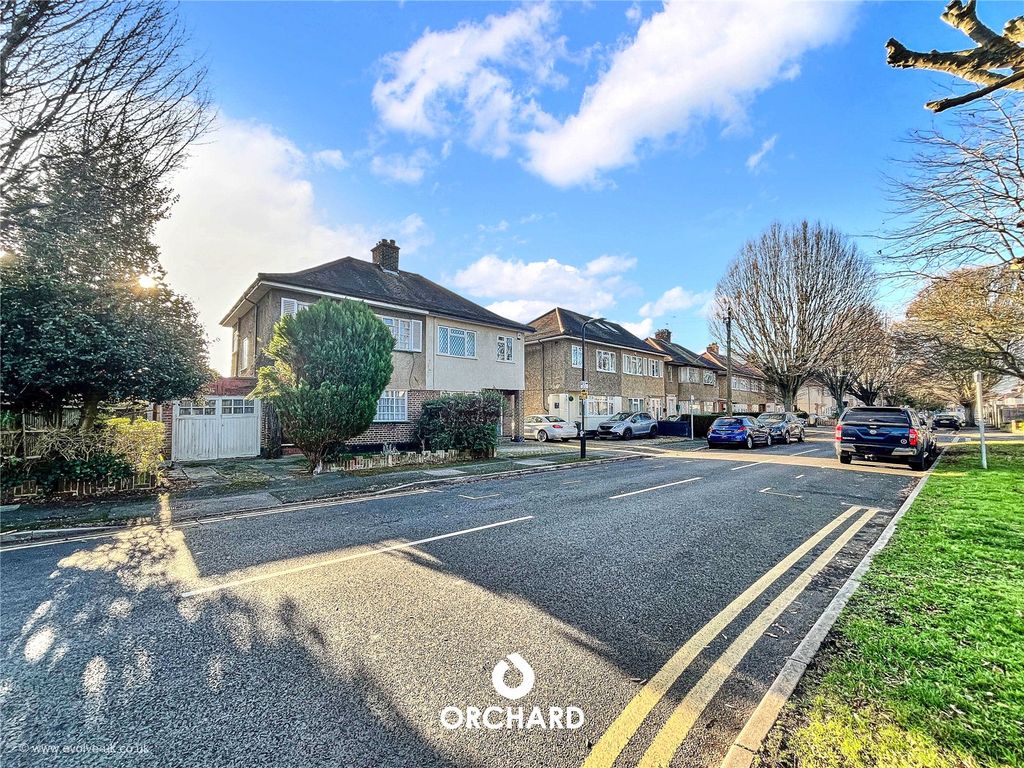 3 bed semidetached house for sale in Burnham Avenue, Ickenham