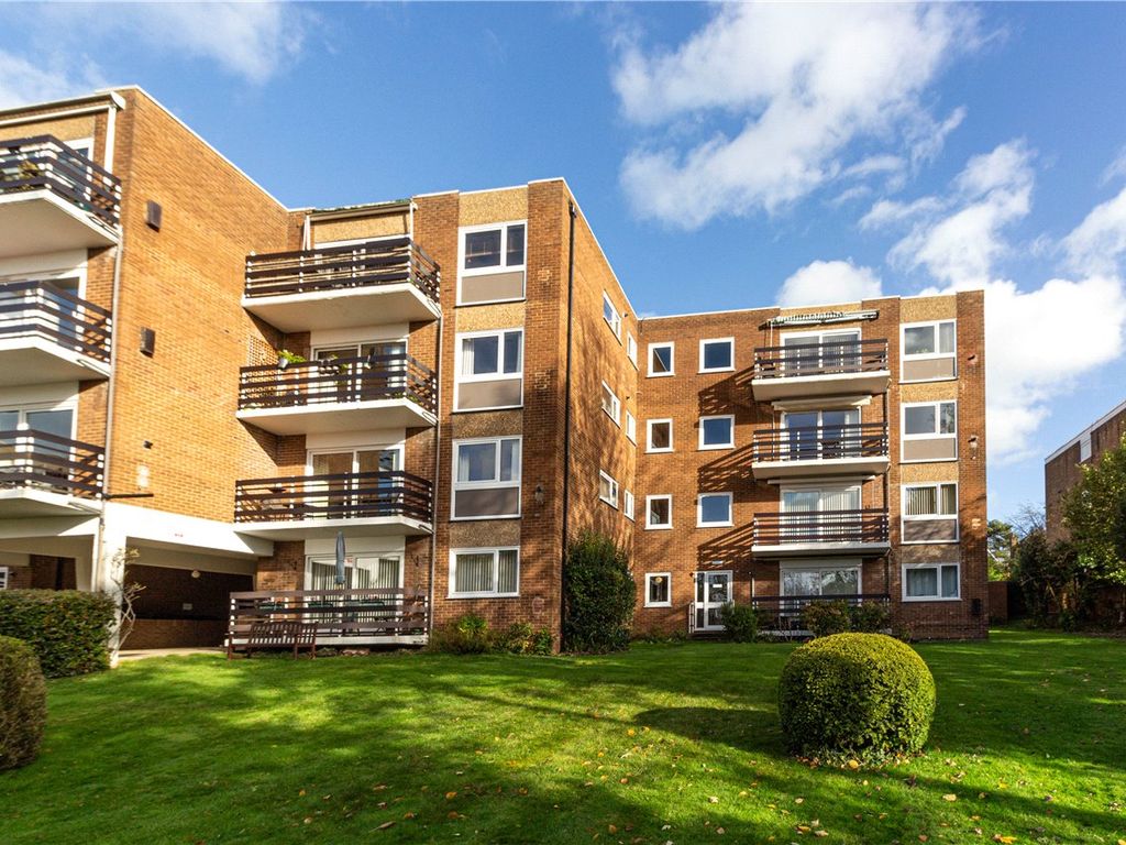 3 bed flat for sale in Milton Road, Harpenden, Hertfordshire AL5, £