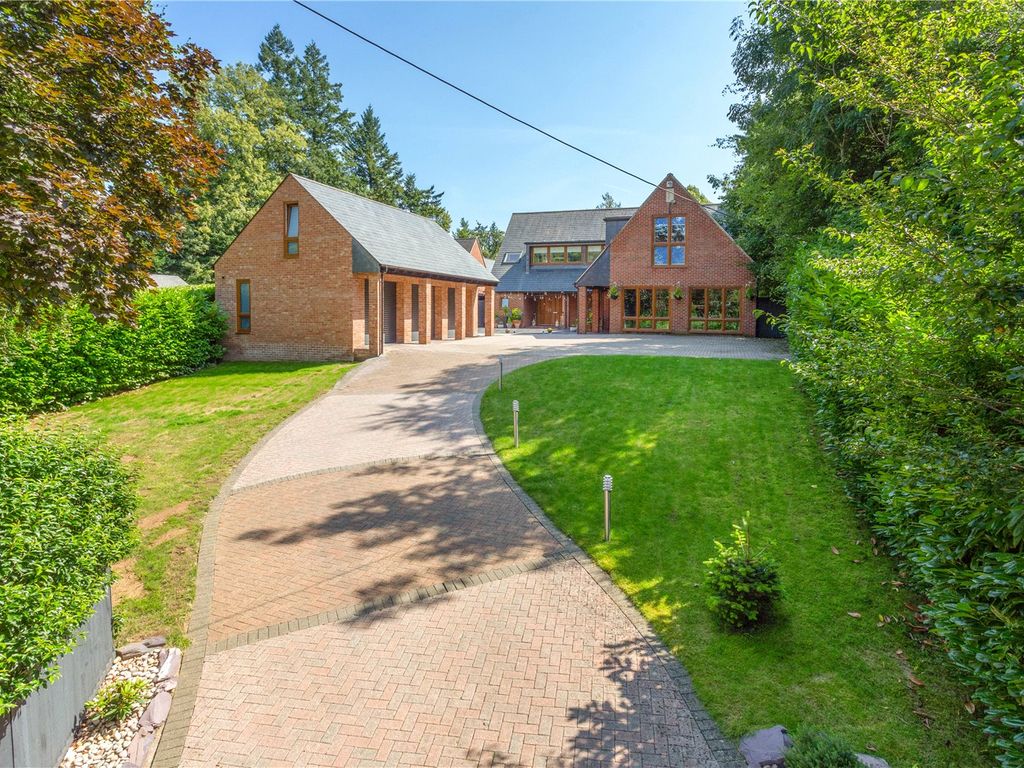 5 bed detached house for sale in Wellhouse Road, Beech, Alton GU34, £