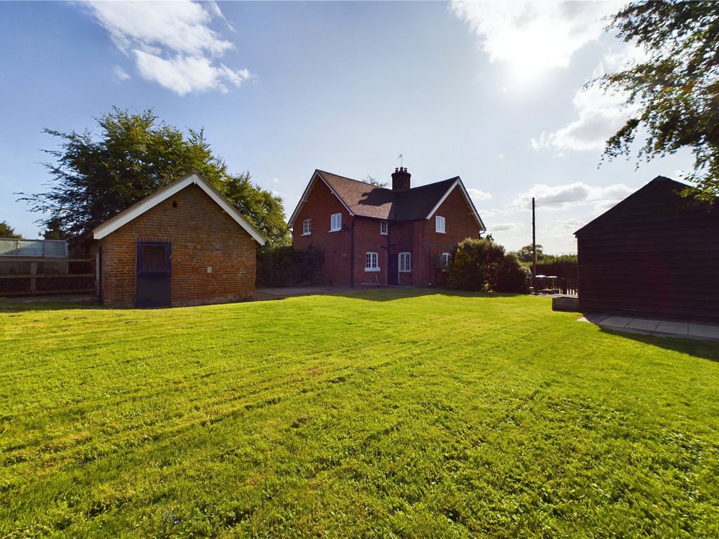 3 bed semidetached house to rent in North Street, Theale, Reading