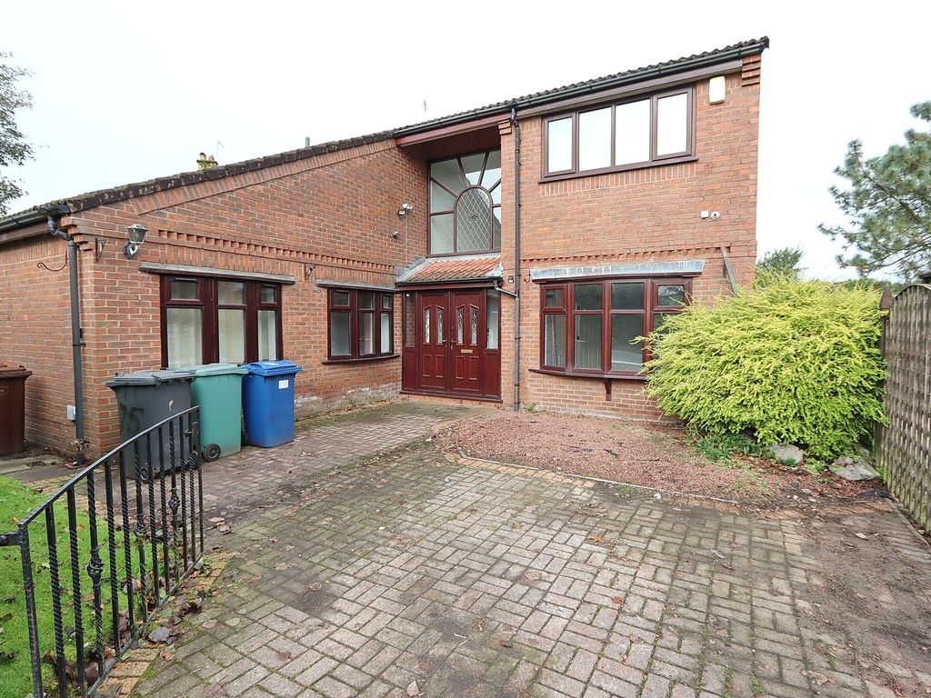 6 bed detached house to rent in Heywood Road, Prestwich M25, £1,595 pcm