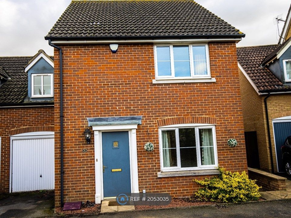 4 bed semidetached house to rent in Goldfinch Close, Stowmarket IP14