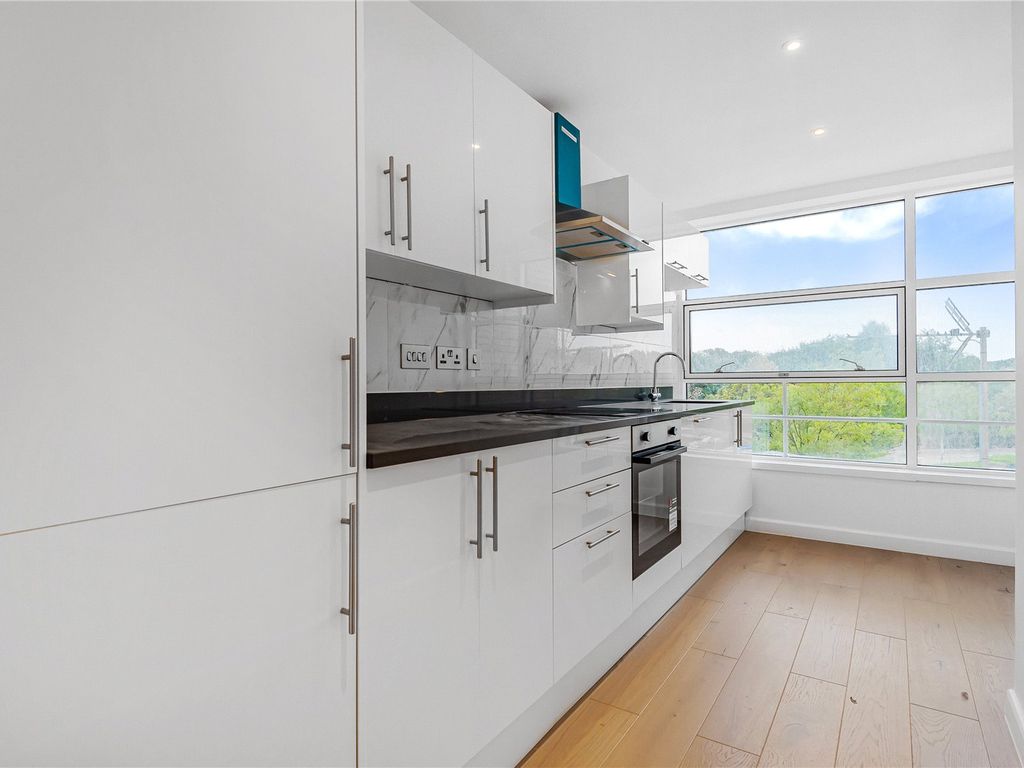 1 bed flat to rent in The Boulevard, Cain Road, Bracknell, Berkshire