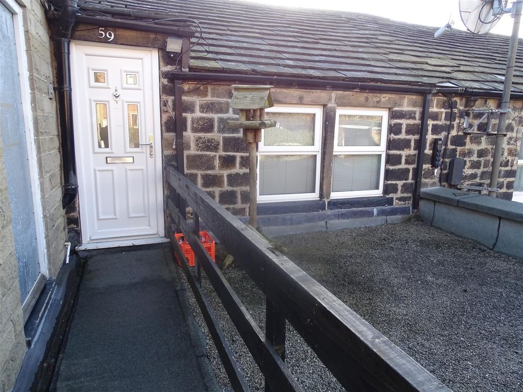 2 bed flat to rent in A High Street, Yeadon, Leeds, West Yorkshire LS19