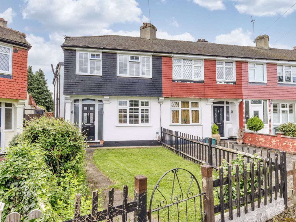 4 bed property for sale in Warren Drive South, Tolworth, Surbiton KT5