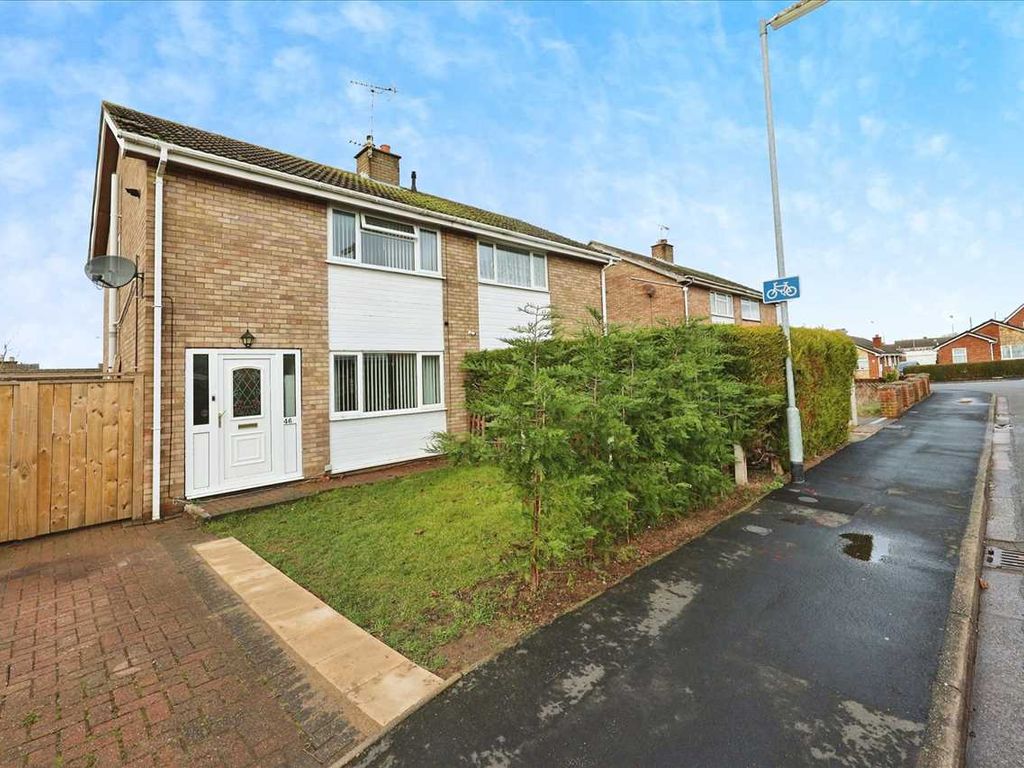 3 bed semidetached house for sale in Chiltern Road, Lincoln LN5, £