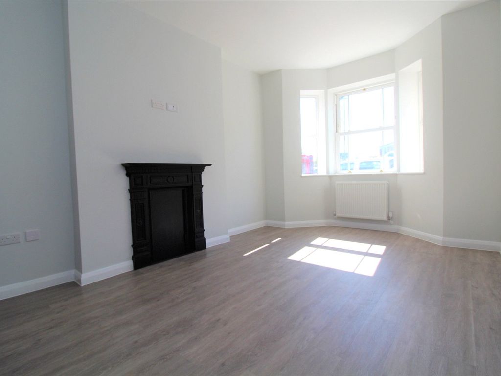 2 bed flat to rent in High Street, Ingatestone CM4, £1,450 pcm Zoopla