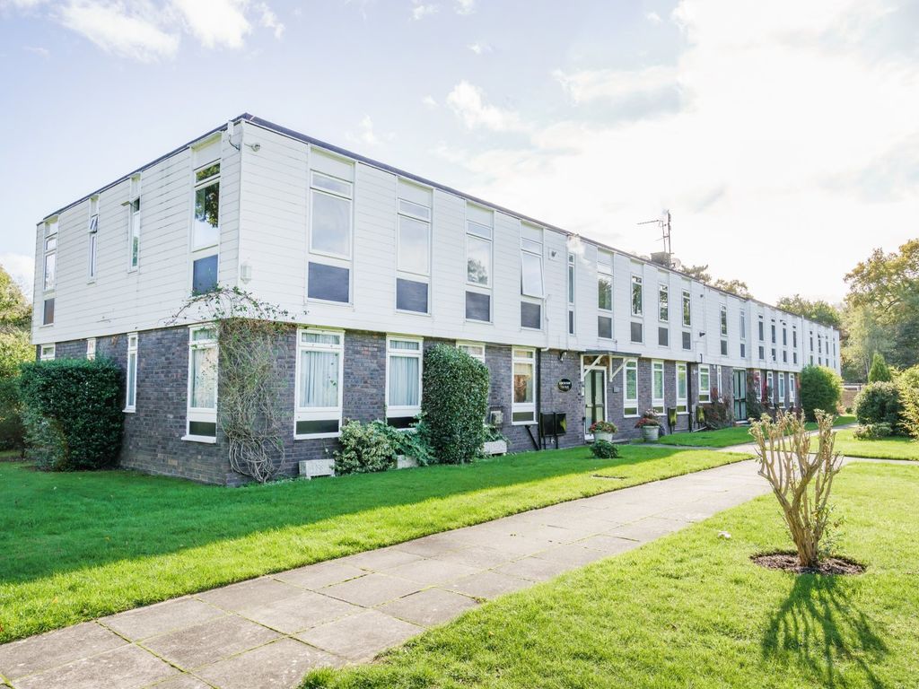 2 bed flat for sale in Larchmoor Park, Gerrards Cross Road, Stoke Poges