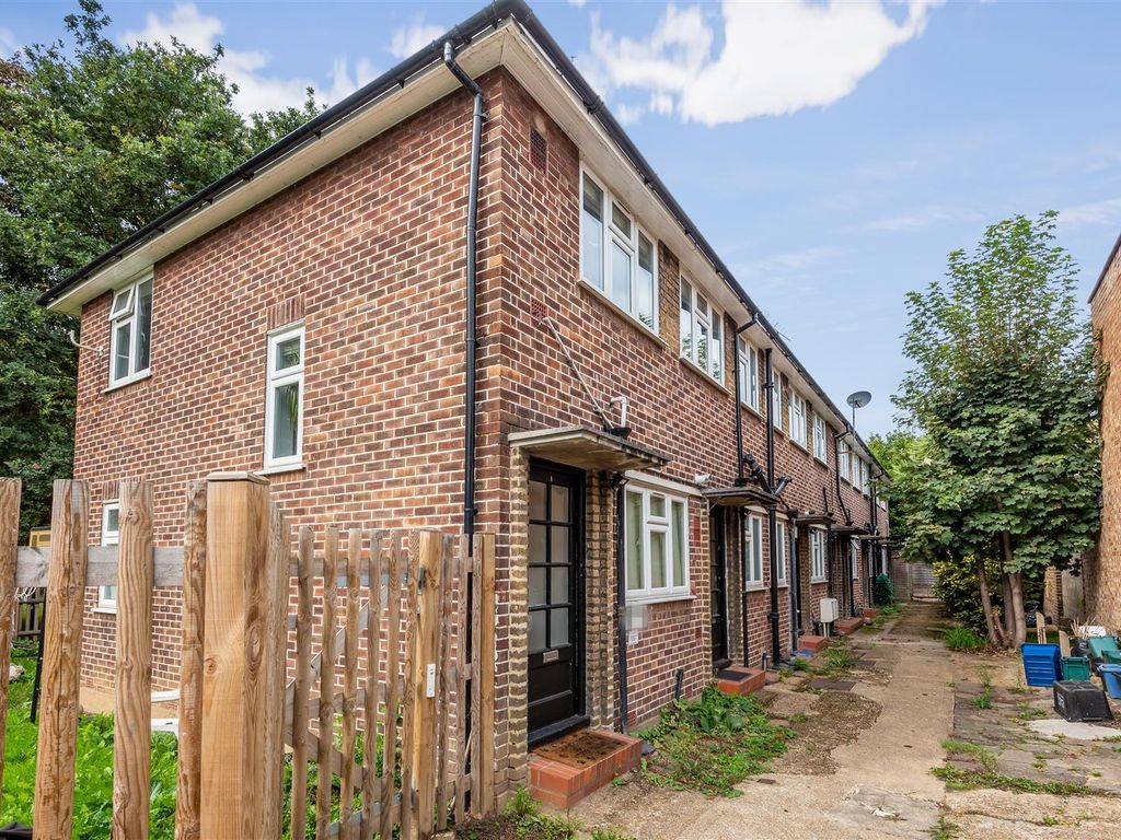 1 bed flat to rent in The Greenways, South Western Road, St Margarets