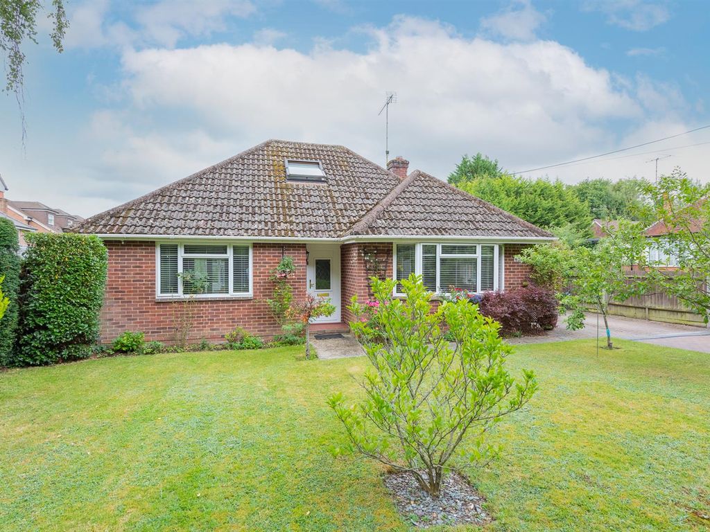 2 bed detached bungalow for sale in Reading Road, Chineham, Basingstoke