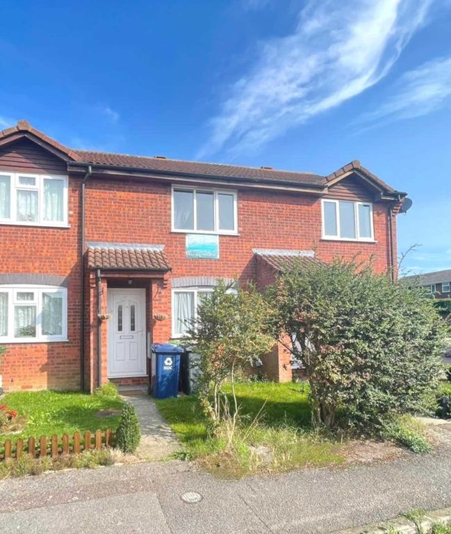 2 bed terraced house to rent in Pembroke Avenue, Eynesbury PE19, £925