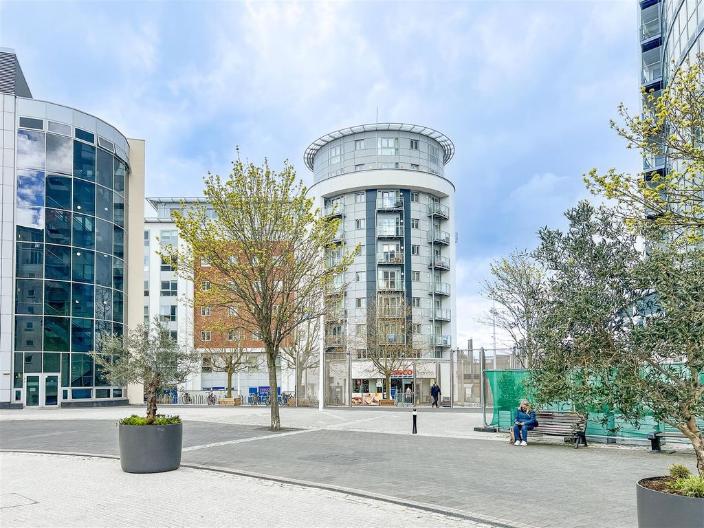 1 bed flat for sale in Gunwharf Quays, Portsmouth PO1, £125,000 Zoopla