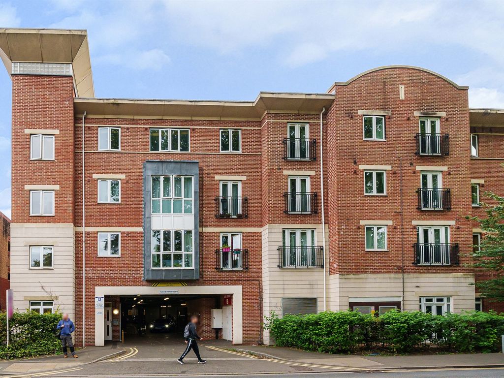 2 bed flat for sale in Grenfell Road, Maidenhead SL6, £270,000 Zoopla