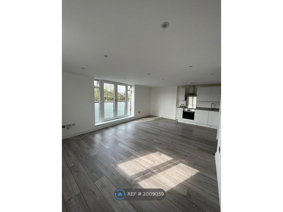 2 bed flat to rent in Ward Street, Weston Turville, Aylesbury HP22, £