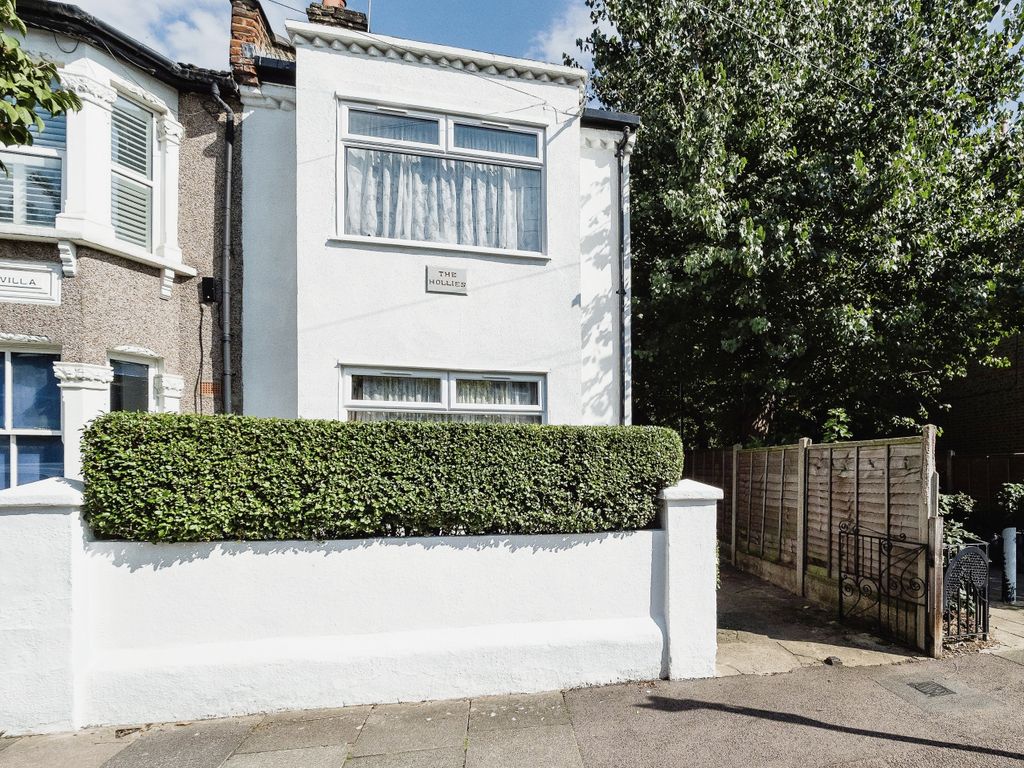 3 bed semidetached house for sale in East Road, London E15, £525,000