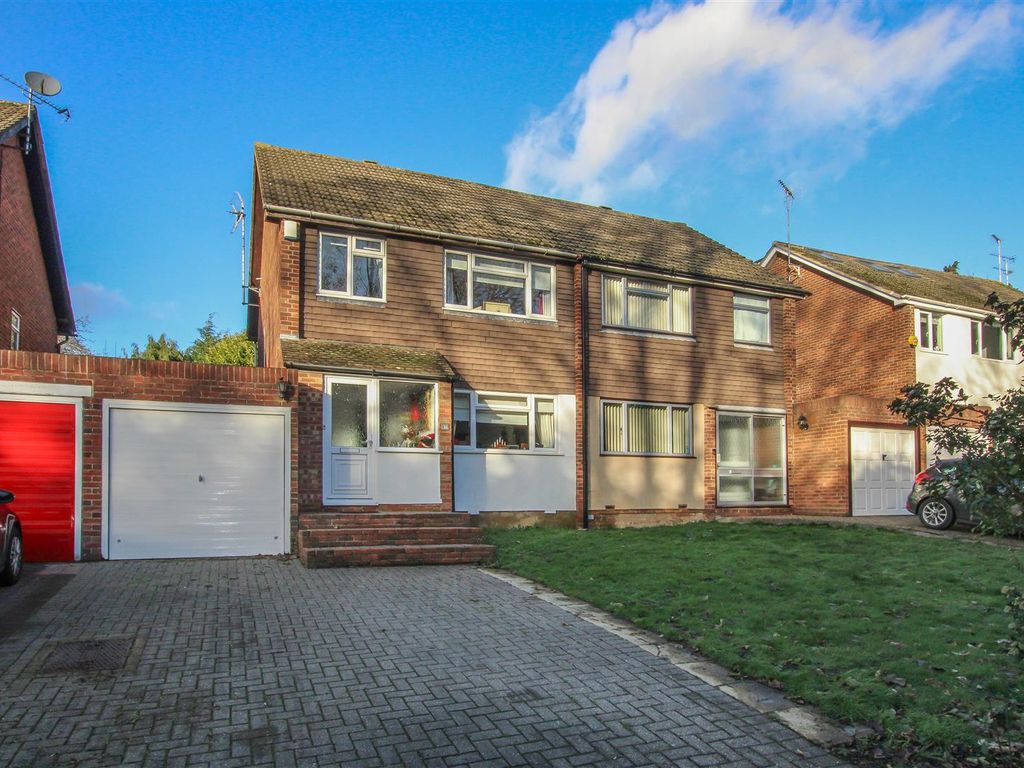 3 bed semidetached house for sale in Ashford Avenue, Brentwood CM14