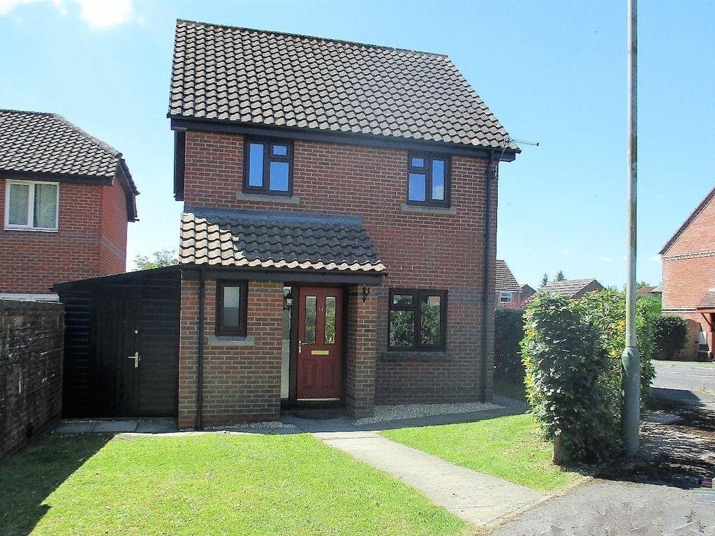3 bed detached house to rent in Broomcroft Road, Pewsey SN9, £1,300 pcm