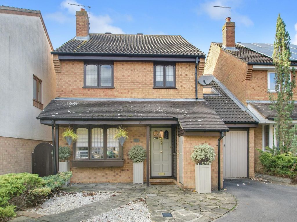 5 bed linkdetached house for sale in Ellenborough Close, Thorley